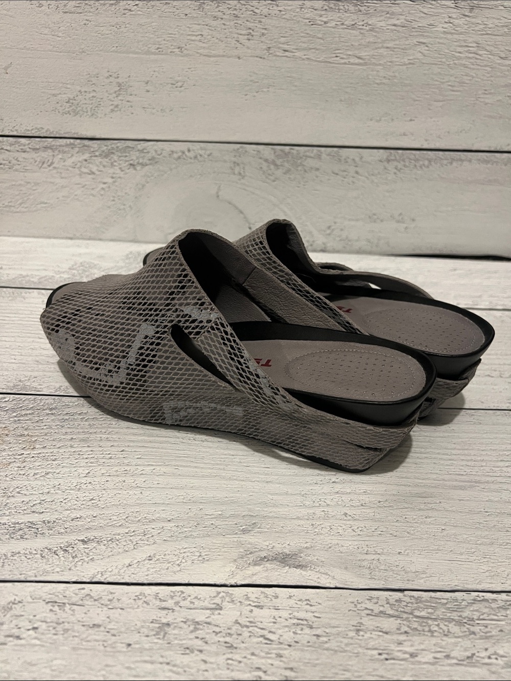 Tsubo Gray Open-Toe Slide Sandals with Textured Upper - Picture 3 of 9